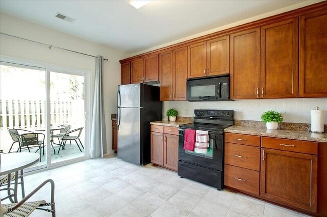 Building Photo - 11 Summer Lake Way