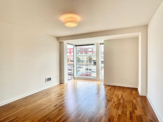 Building Photo - Full Service Luxury Living w/City Views, I...