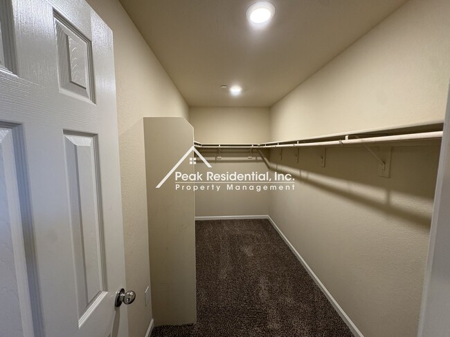 Building Photo - Spacious 4bd/2ba House - Gated Community