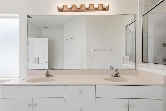 Building Photo - Close to Town Center and Shopping