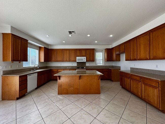 Building Photo - Spacious 4 bedroom in Murrieta for rent!