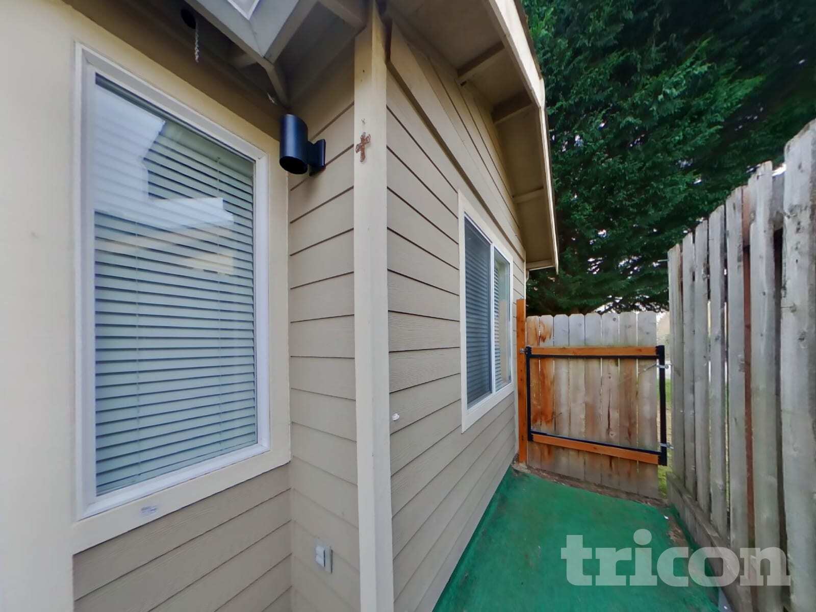 Building Photo - 622 6th Ave S