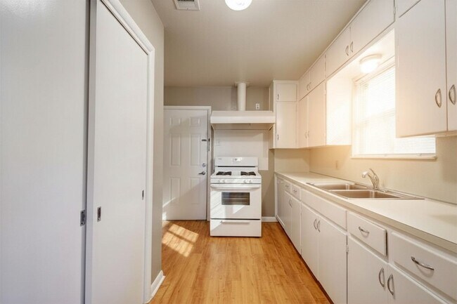 Building Photo - 507 Bellevue Pl