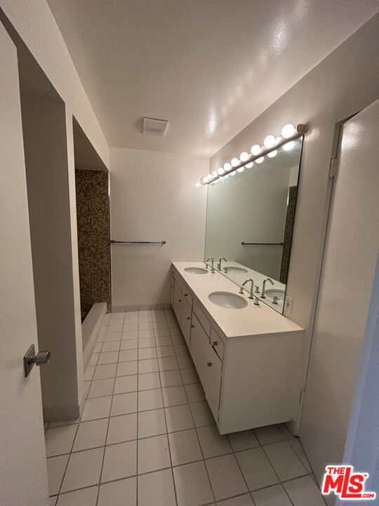 Building Photo - 833 Moraga Dr