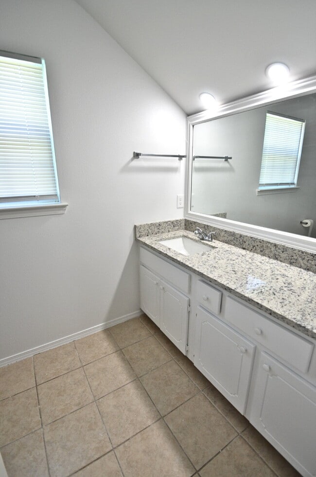 Building Photo - Beautifully Renovated 3-Bedroom Home in Fo...