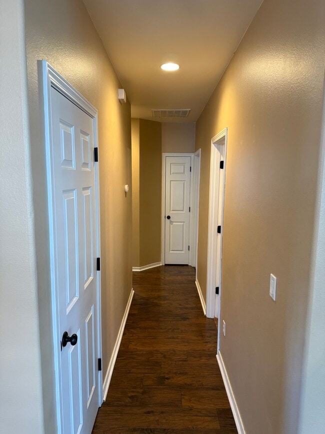 Building Photo - SW Old Mill Area 3 Bdrm, 2 Bath, All Appliances, A/C, Gas Heat/Fireplace, Dbl Garage