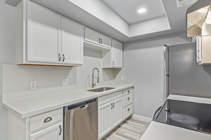 Kitchen - 2937 E Beck Ln