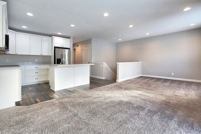 Building Photo - Spacious 2 Bed/2 Bath Condo in Prime Location