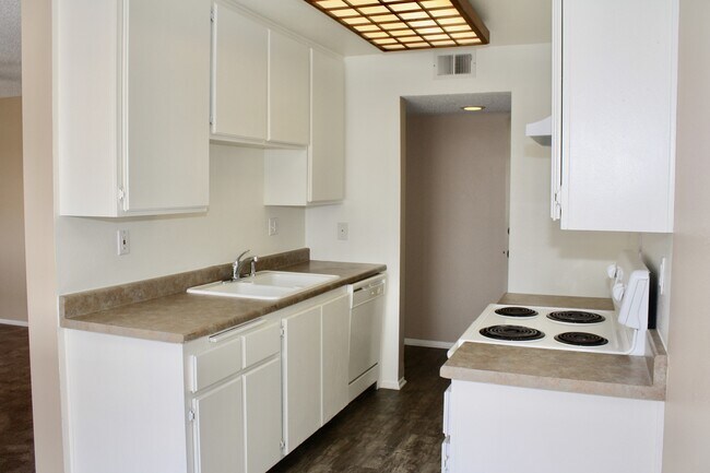 Building Photo - Large 2 Bedroom 2 Bath Condo with 1 Parking Space in Long Beach Coming Soon!