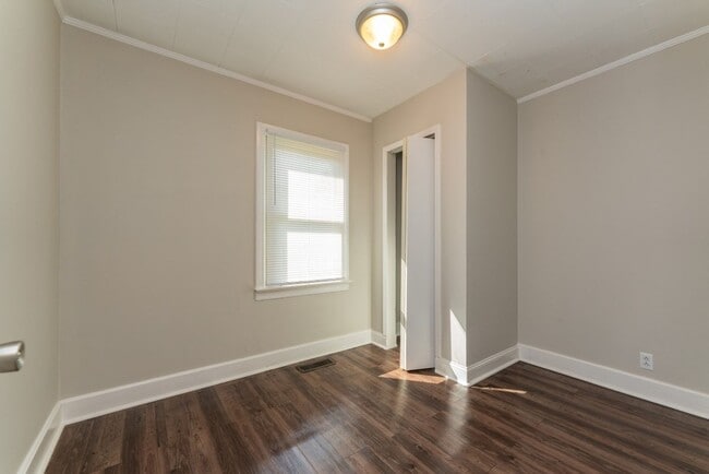 Building Photo - Move-In Ready Comfort – 4 Bed, 2 Bath!