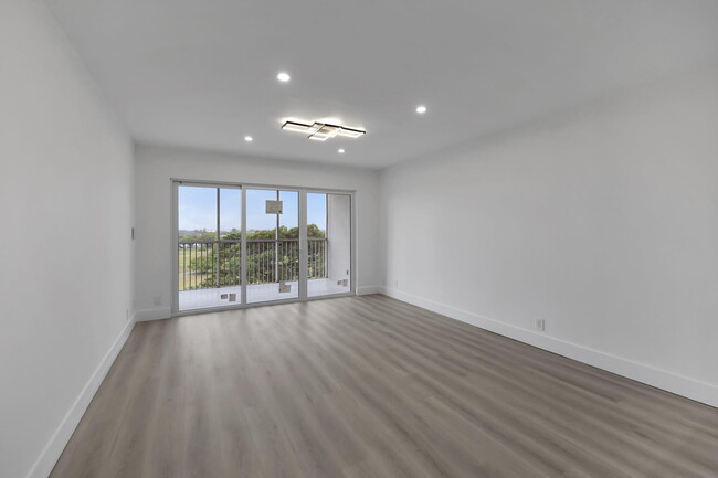 Building Photo - 3050 N Palm Aire Dr