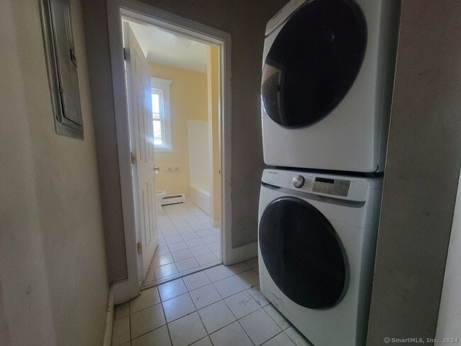 Building Photo - 572 Elm St