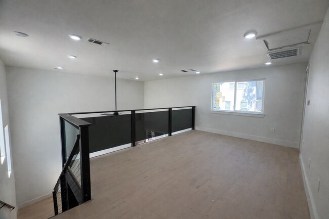 Building Photo - High-End New Construction Townhome Walk to UT!