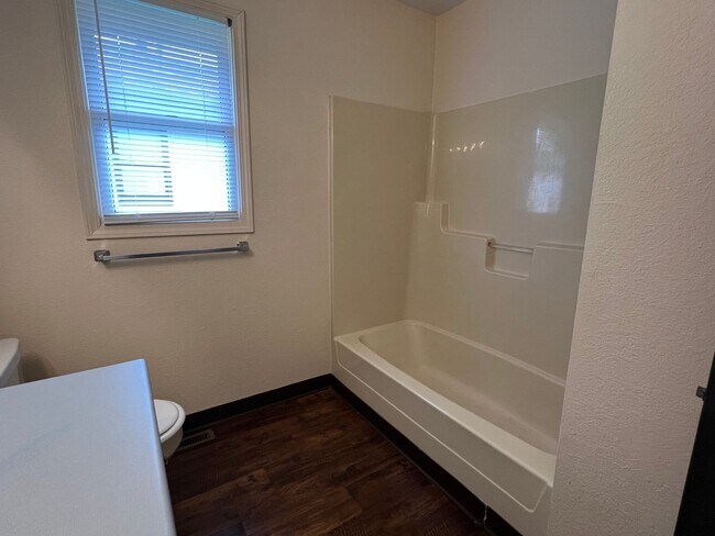 Building Photo - 2 Bedroom, 2 Bathroom Duplex in SW Springfield