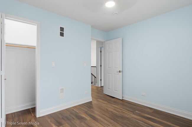 Building Photo - 777 E Golfview Dr