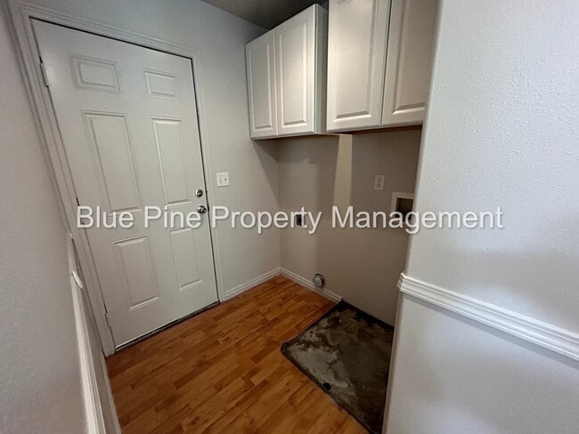 Building Photo - 648 E Poplar St