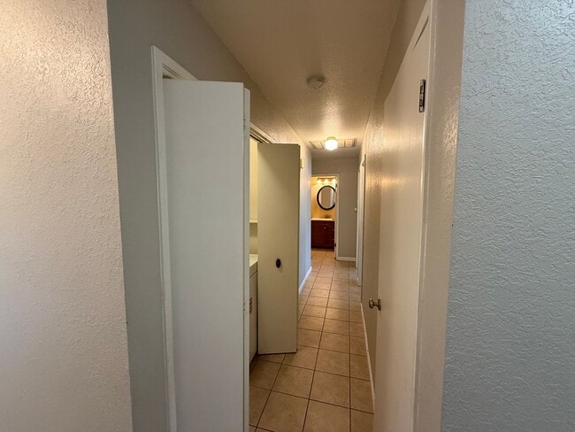 Building Photo - Temescal &amp; Moonstar Duplex