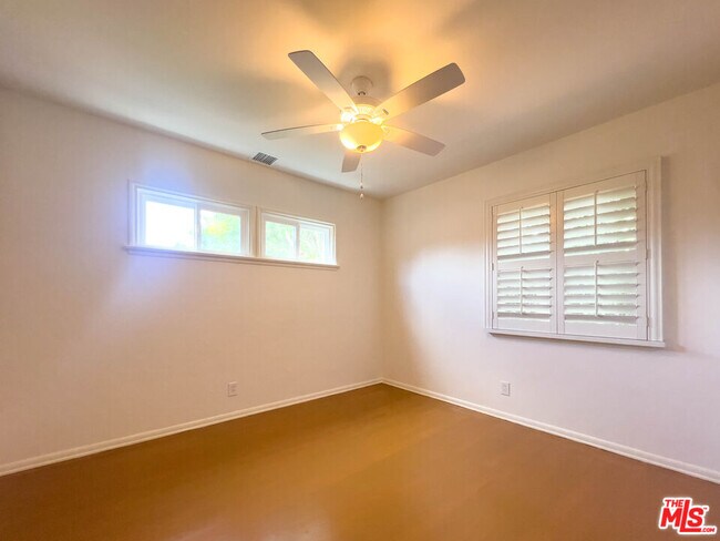 Building Photo - 626 Irving Dr