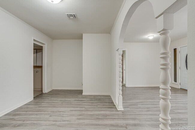 Building Photo - 811 Cottonwood Ave
