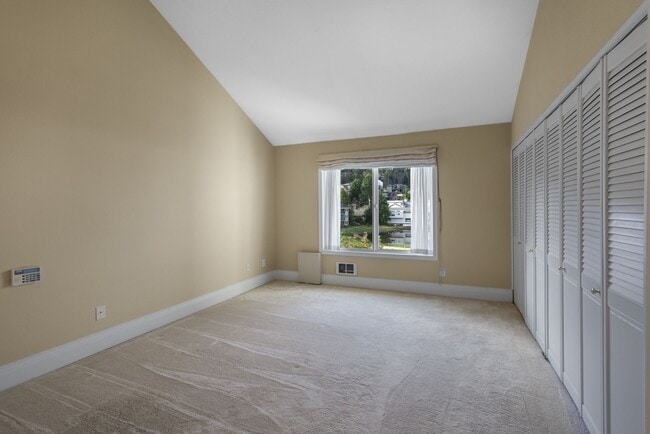 Building Photo - 2bd/1.75ba Bellevue Condo