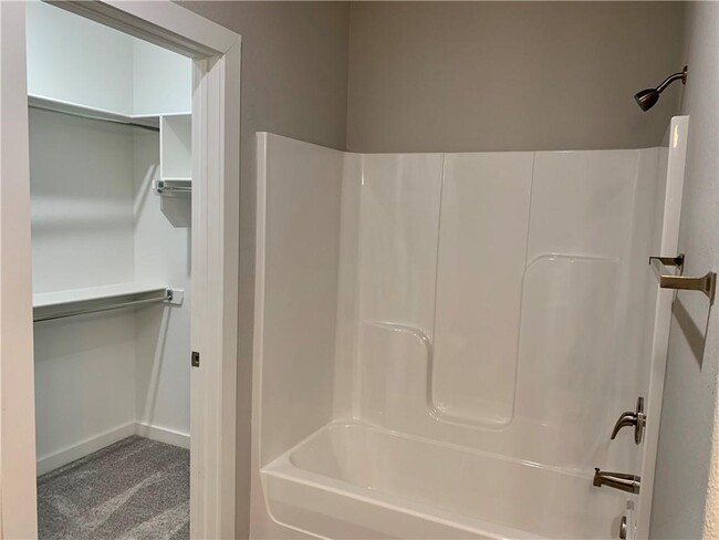 Building Photo - 402 Red Robin St