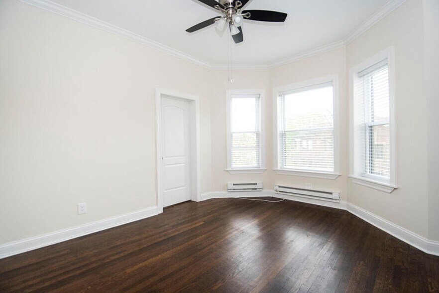 Building Photo - 917 W Waveland Ave