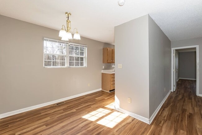 Building Photo - Three Bedroom Home!