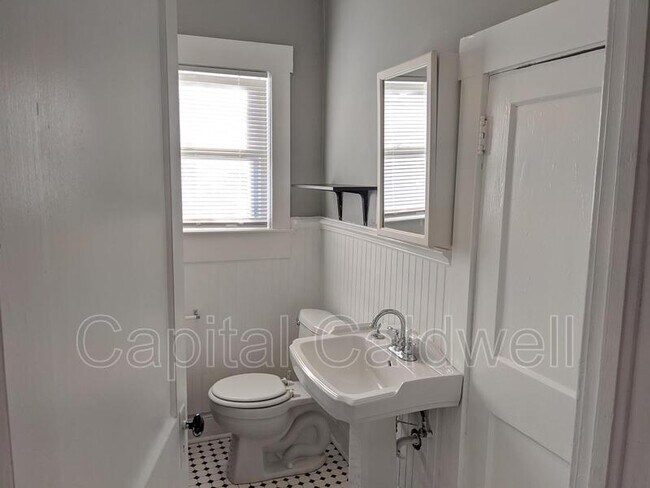 Building Photo - 304 E Hanna Ave