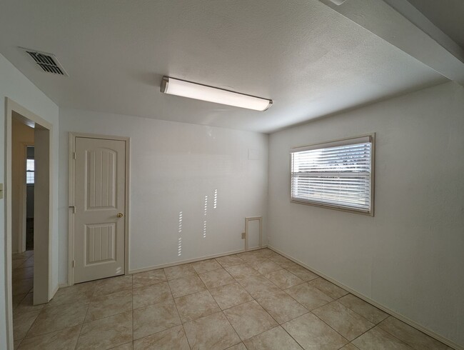 Building Photo - Updated, All Electric, Three Bedroom with ...