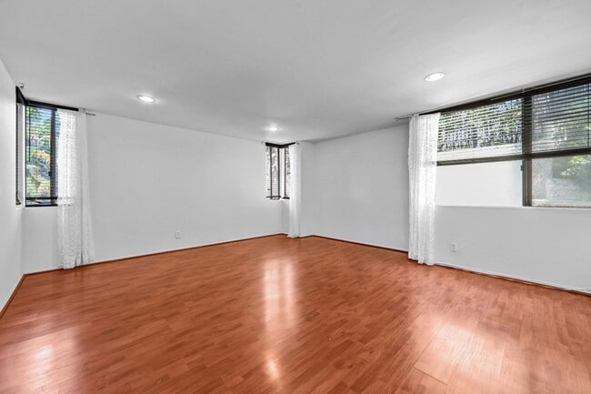 Building Photo - Spacious End-Unit Hollywood Condo with 2 Parking Spaces