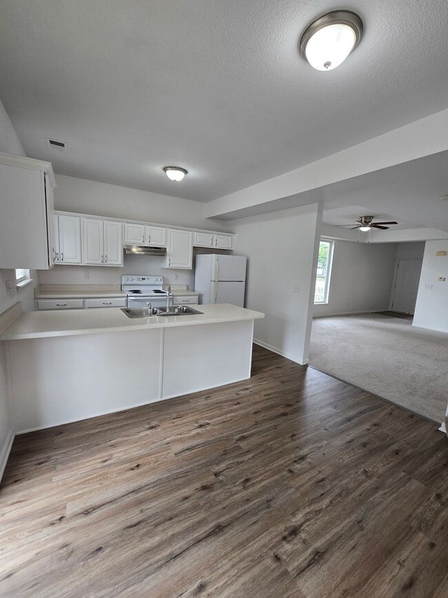 Building Photo - 3 bedroom duplex