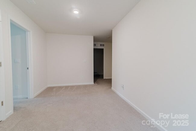 Building Photo - 2226 Redstone Dr