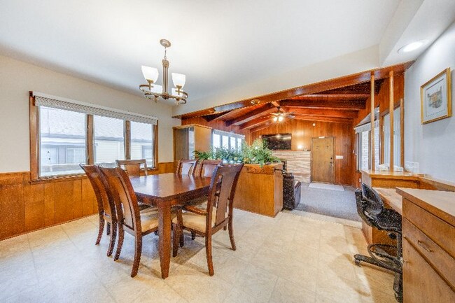 Building Photo - Perfect 2 Bedroom Location