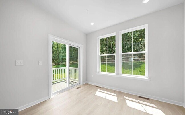 Building Photo - 242 Talucci Dr