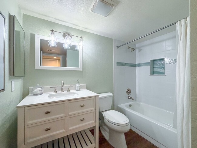 Building Photo - 2262 Martinique Ln