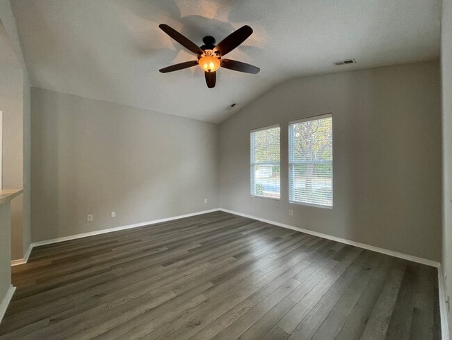 Building Photo - SPACIOUS 3bed/2.5bath TOWNHOME w/1st floor...