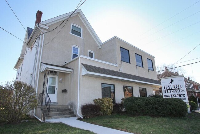 Primary Photo - 702 Main St