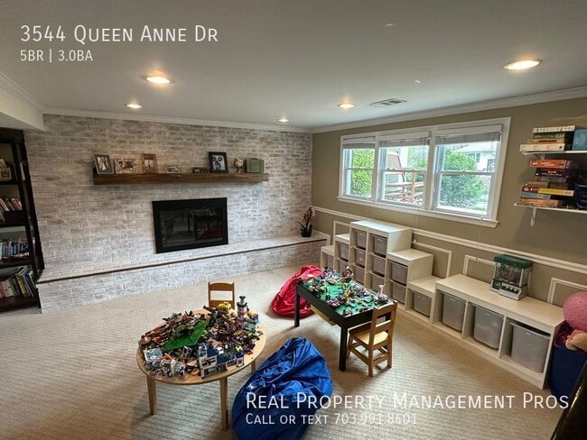 Building Photo - 3544 Queen Anne Dr