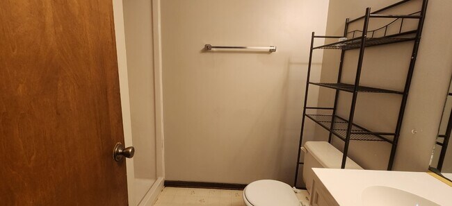 Building Photo - 1206 E Selma St