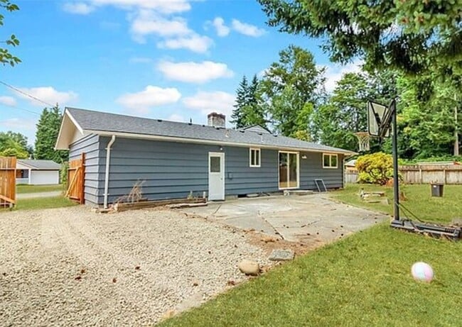 Building Photo - Beautiful 3 Bedroom Home on Spacious Lot in Federal Way