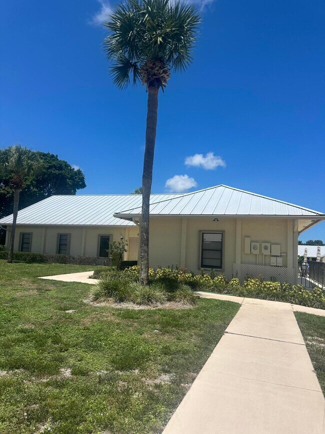 Building Photo - 7648 SE Sugar Sand Cir
