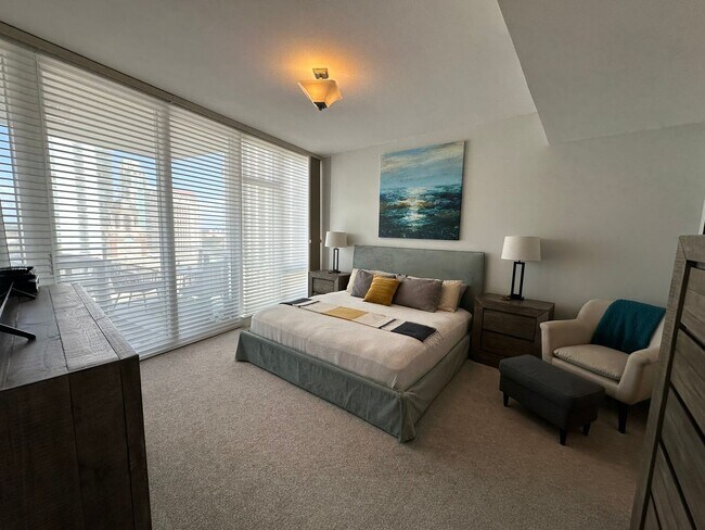 Building Photo - Unfurnished Annual DOWNTOWN ST. PETE - SIG...