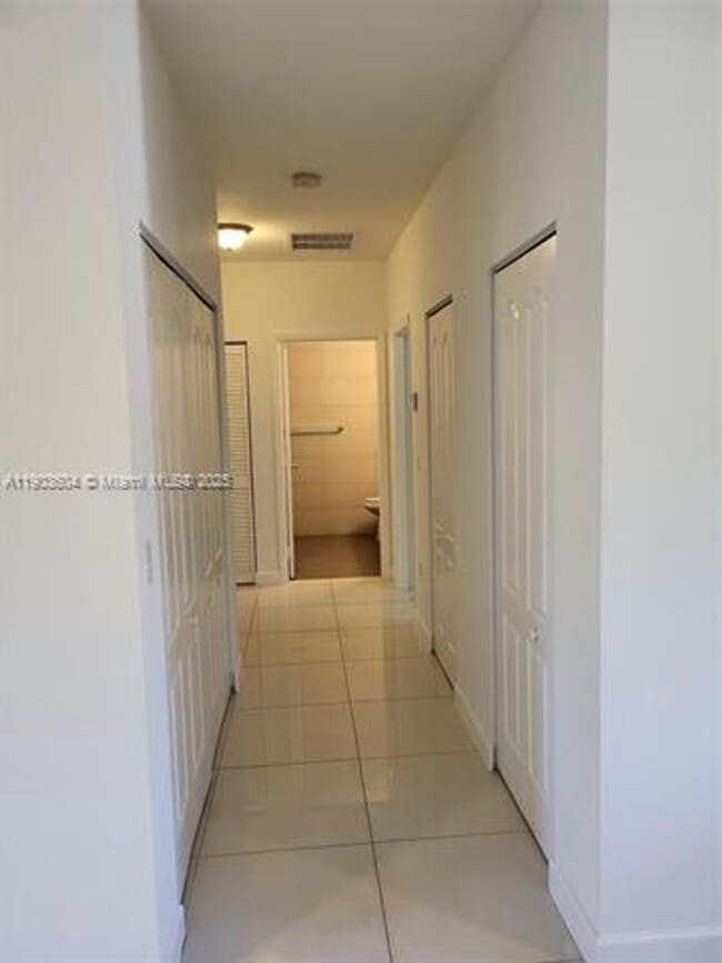 Building Photo - 1027 SW 11th Ave