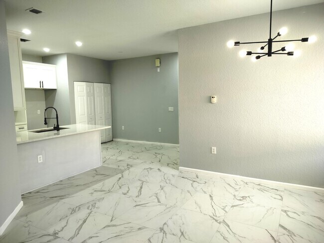 Building Photo - 826 Middleton Dr SW