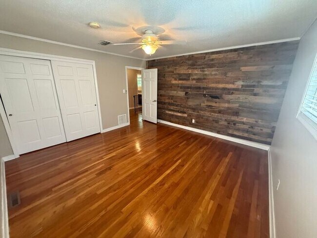 Building Photo - Gulf Breeze - Proper - 5 bedroom, 3.5 bathroom with pool and lawn care included