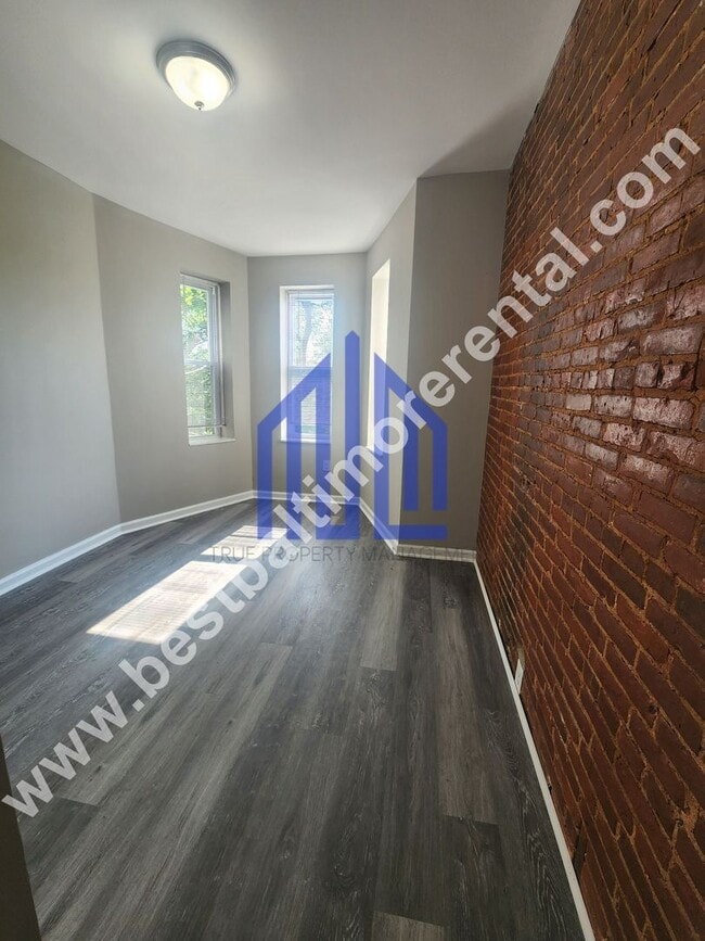 Building Photo - Spacious 4 Bedroom 1.5 Bath in East Baltimore