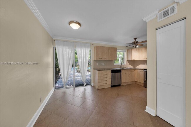 Building Photo - 307 SW 11th Ct