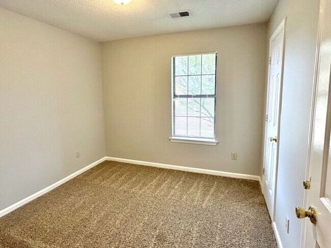 Building Photo - Now Leasing A 5 Bedroom 2 Bath Home In Memphis. Availalbe Now