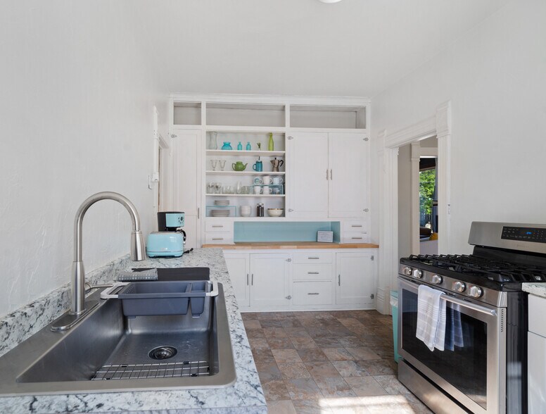 Building Photo - 1028 Porlier St