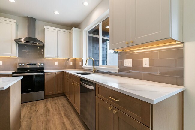 Building Photo - Halleck Townhomes Triplex